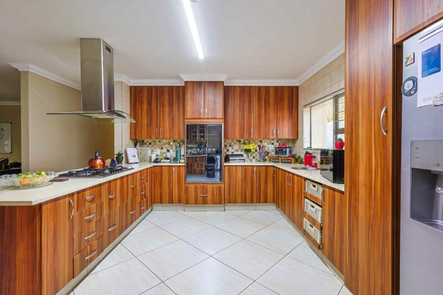 5 Bedroom Property for Sale in The Wilds Gauteng