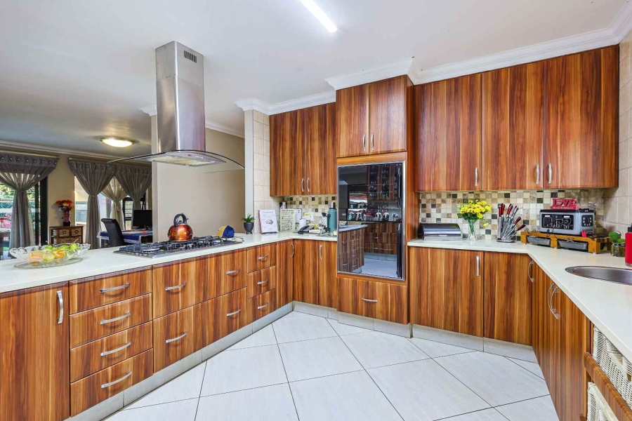 5 Bedroom Property for Sale in The Wilds Gauteng