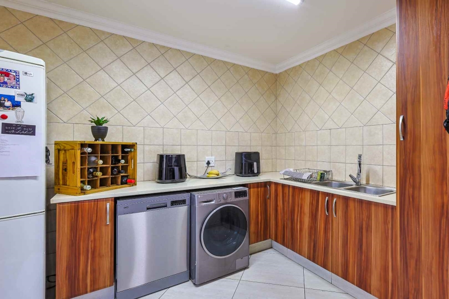 5 Bedroom Property for Sale in The Wilds Gauteng