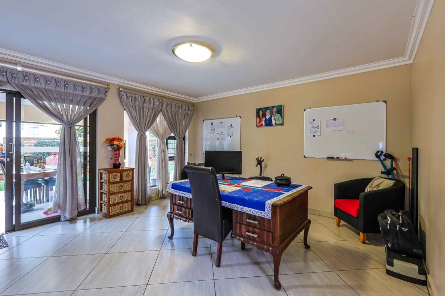 5 Bedroom Property for Sale in The Wilds Gauteng