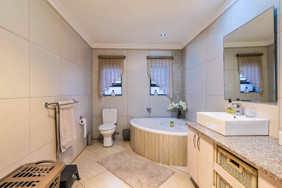 5 Bedroom Property for Sale in The Wilds Gauteng