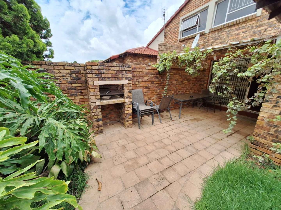 To Let 2 Bedroom Property for Rent in Weltevreden Park Gauteng