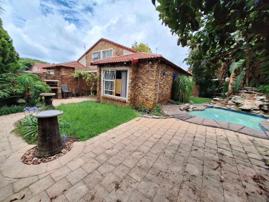 To Let 2 Bedroom Property for Rent in Weltevreden Park Gauteng