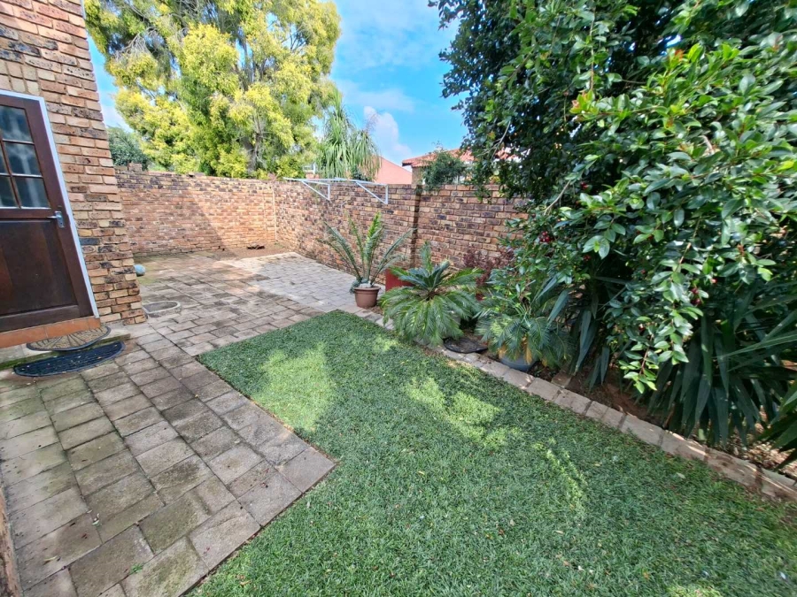 To Let 2 Bedroom Property for Rent in Weltevreden Park Gauteng