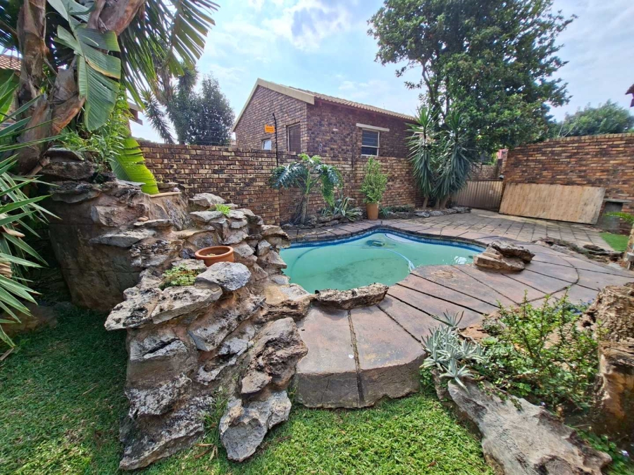 To Let 2 Bedroom Property for Rent in Weltevreden Park Gauteng