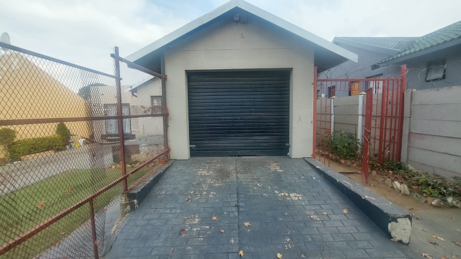 2 Bedroom Property for Sale in Tulisa Park Gauteng