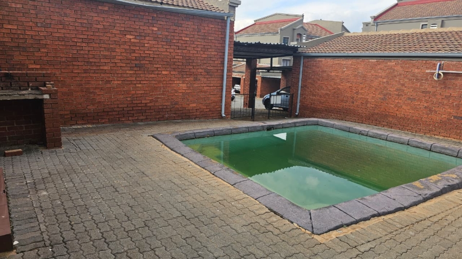 2 Bedroom Property for Sale in Little Falls Gauteng