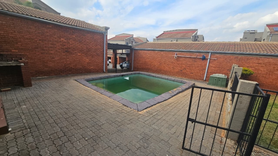 2 Bedroom Property for Sale in Little Falls Gauteng