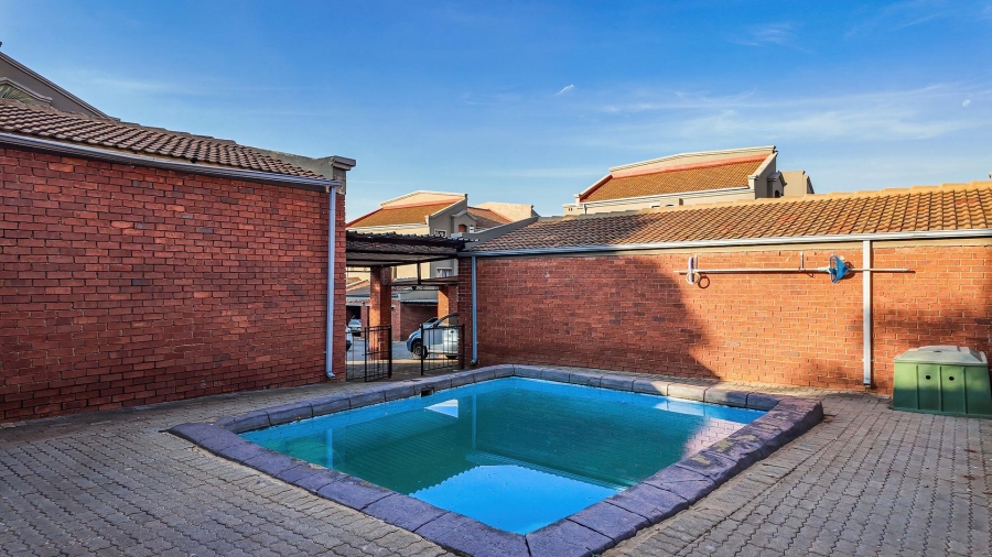 2 Bedroom Property for Sale in Little Falls Gauteng