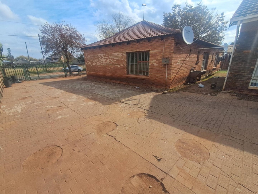 3 Bedroom Property for Sale in Clayville Gauteng