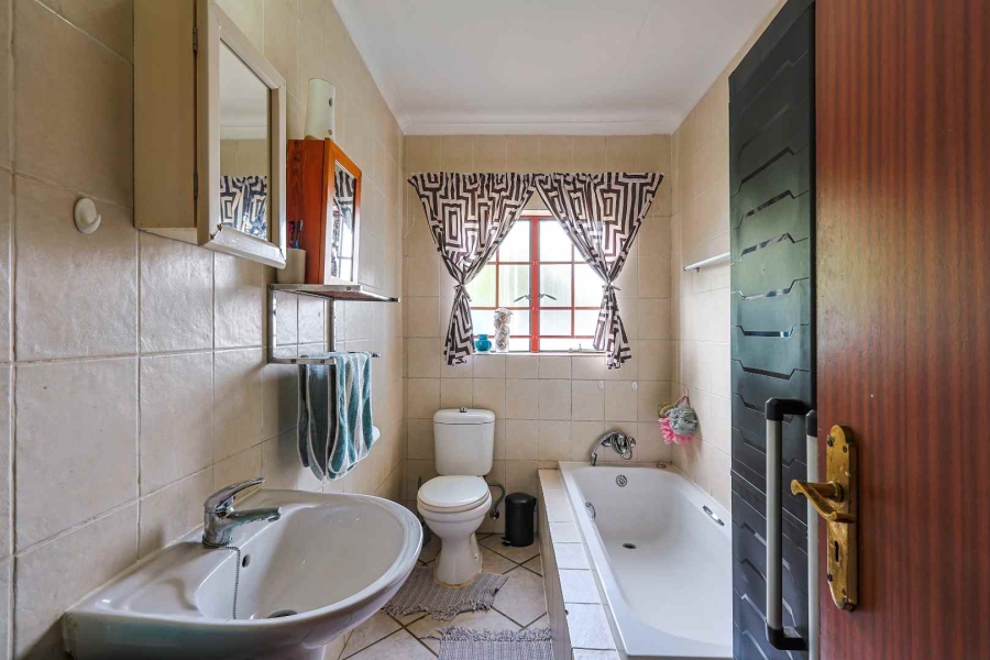 5 Bedroom Property for Sale in Rietfontein Gauteng