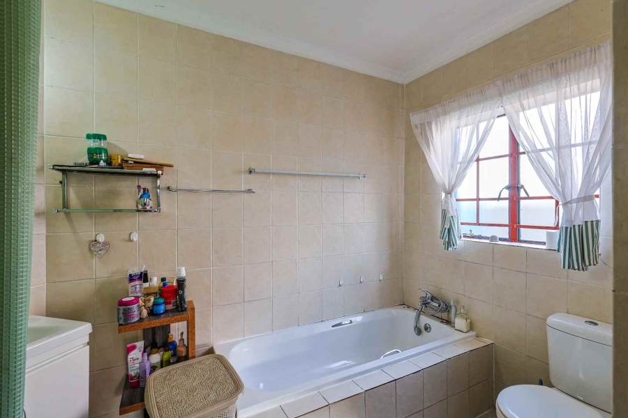 5 Bedroom Property for Sale in Rietfontein Gauteng