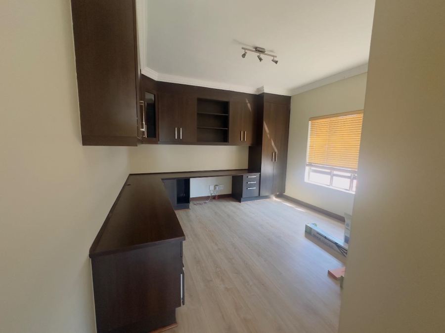To Let 4 Bedroom Property for Rent in Blue Valley Golf Estate Gauteng