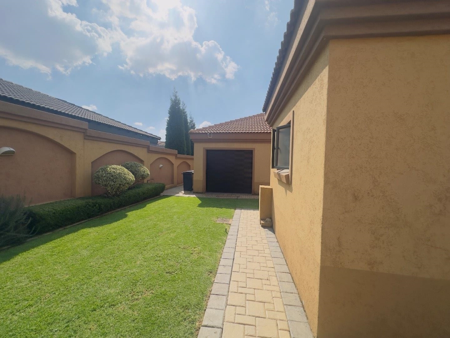 To Let 4 Bedroom Property for Rent in Blue Valley Golf Estate Gauteng