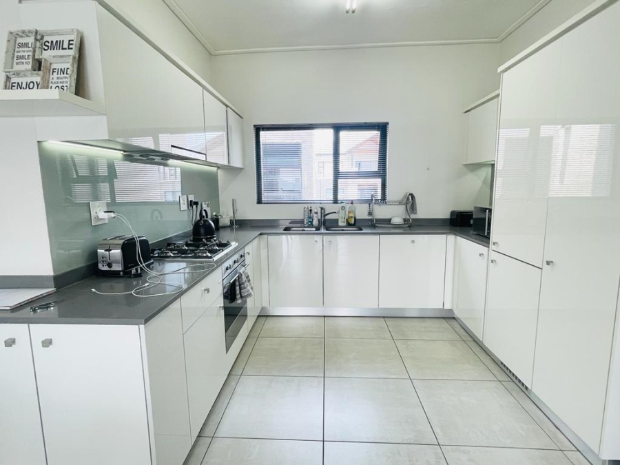 To Let 2 Bedroom Property for Rent in Waterfall Gauteng