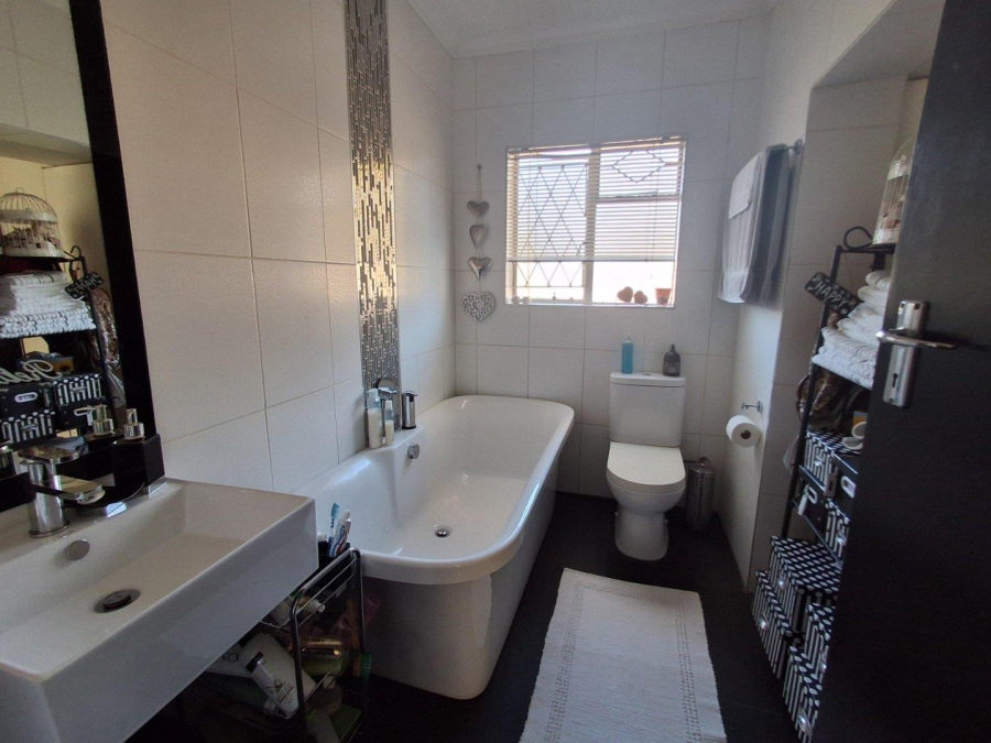 4 Bedroom Property for Sale in Brackenhurst Gauteng