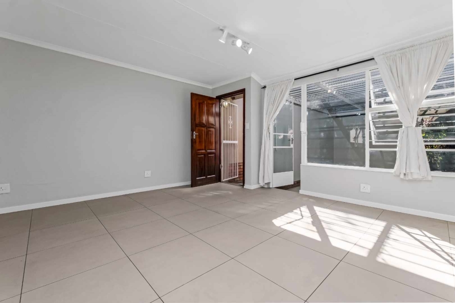 To Let 2 Bedroom Property for Rent in Magaliessig Gauteng