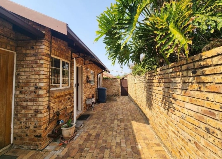 To Let 2 Bedroom Property for Rent in Equestria Gauteng
