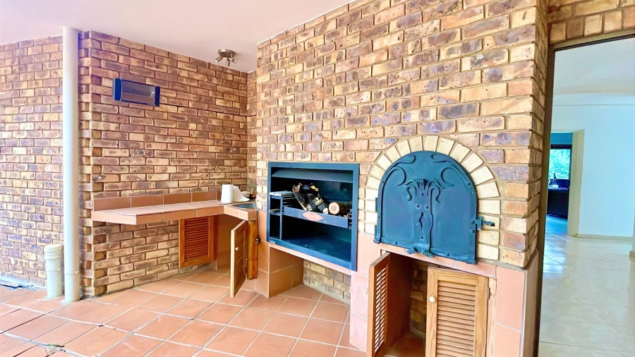 5 Bedroom Property for Sale in Faerie Glen Gauteng