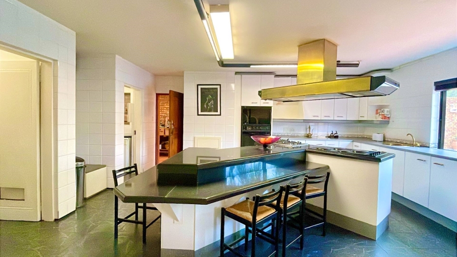 5 Bedroom Property for Sale in Faerie Glen Gauteng