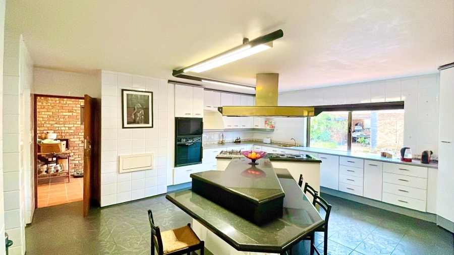 5 Bedroom Property for Sale in Faerie Glen Gauteng