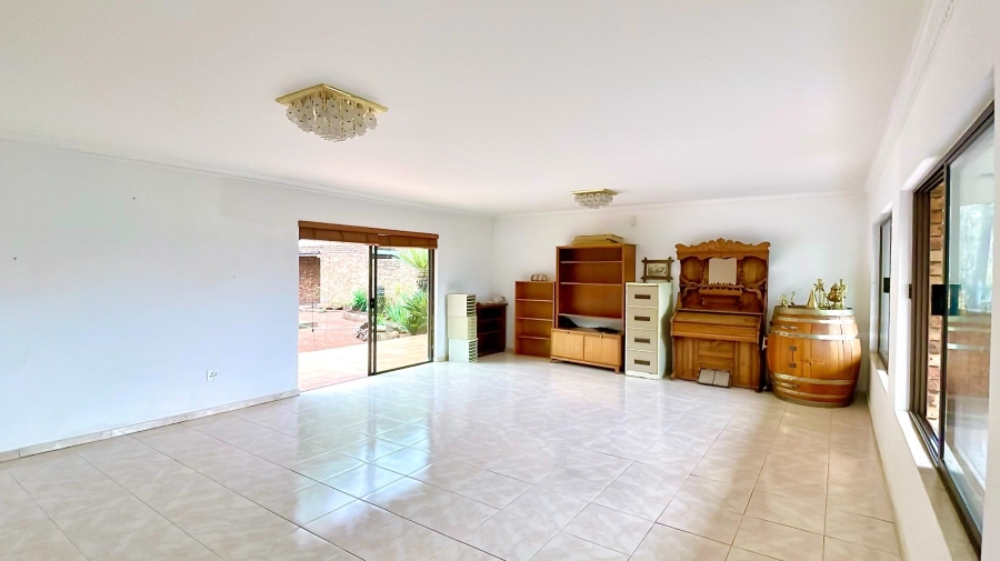 5 Bedroom Property for Sale in Faerie Glen Gauteng