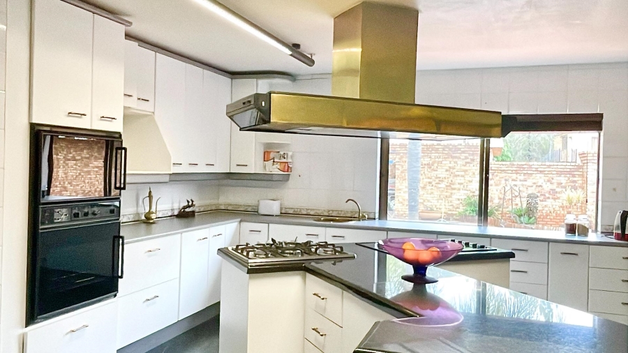 5 Bedroom Property for Sale in Faerie Glen Gauteng