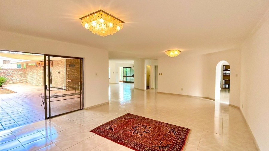 5 Bedroom Property for Sale in Faerie Glen Gauteng
