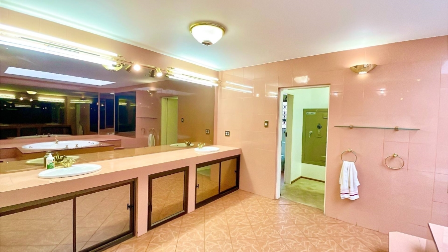 5 Bedroom Property for Sale in Faerie Glen Gauteng
