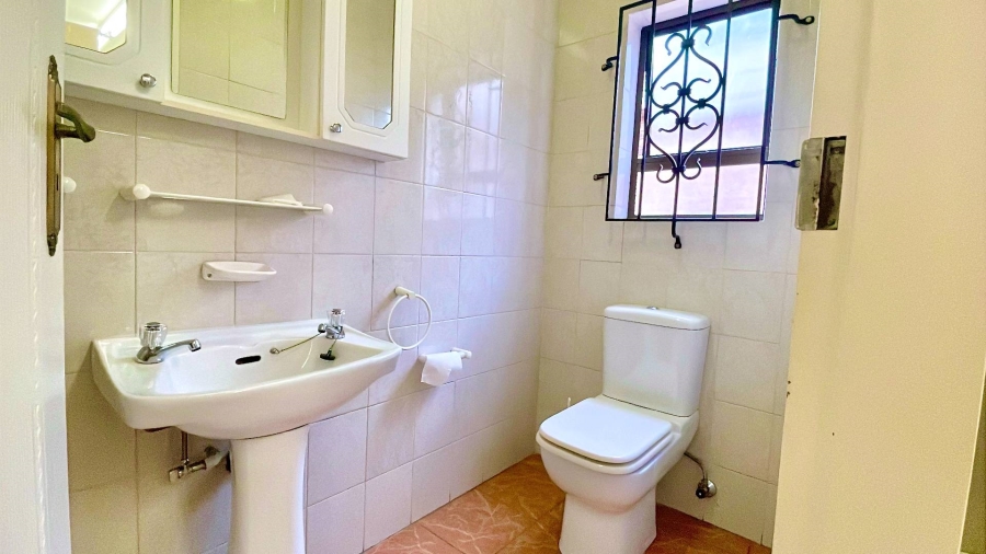 5 Bedroom Property for Sale in Faerie Glen Gauteng