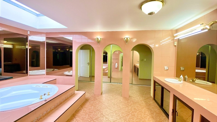 5 Bedroom Property for Sale in Faerie Glen Gauteng