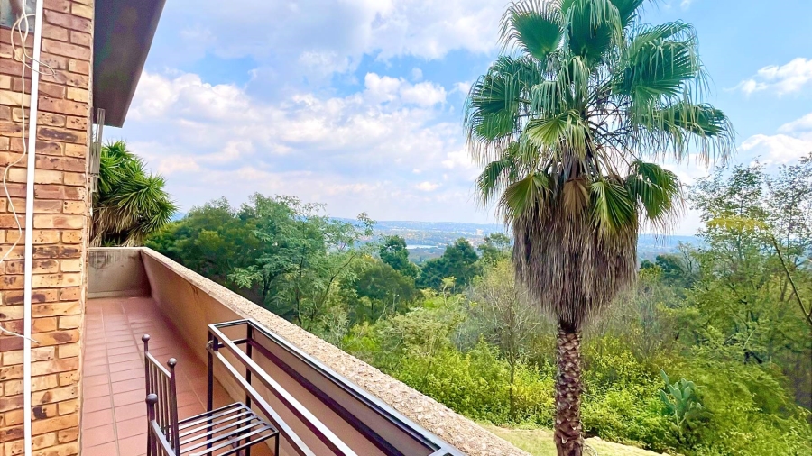 5 Bedroom Property for Sale in Faerie Glen Gauteng