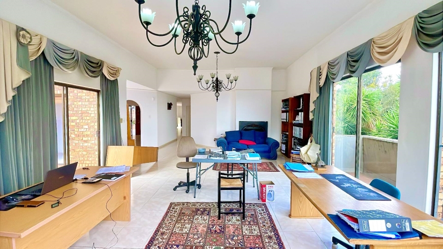 5 Bedroom Property for Sale in Faerie Glen Gauteng
