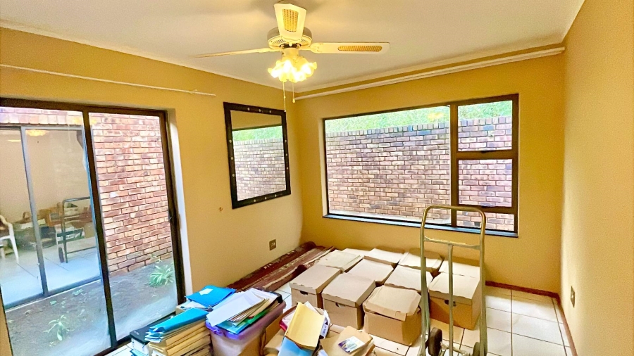 5 Bedroom Property for Sale in Faerie Glen Gauteng