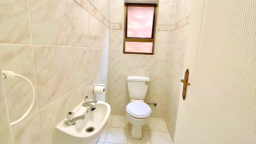 5 Bedroom Property for Sale in Faerie Glen Gauteng