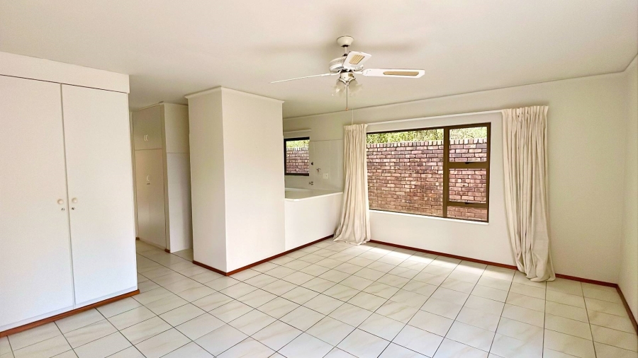5 Bedroom Property for Sale in Faerie Glen Gauteng
