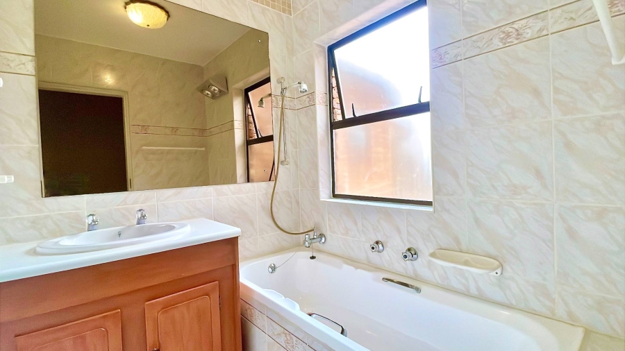5 Bedroom Property for Sale in Faerie Glen Gauteng