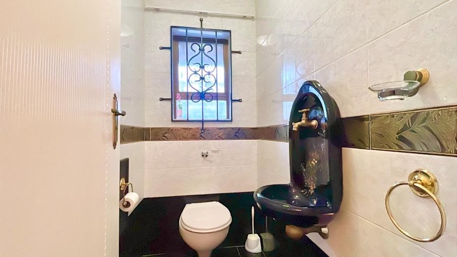 5 Bedroom Property for Sale in Faerie Glen Gauteng