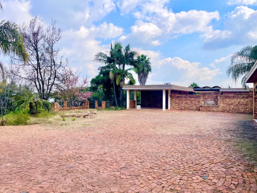 5 Bedroom Property for Sale in Faerie Glen Gauteng