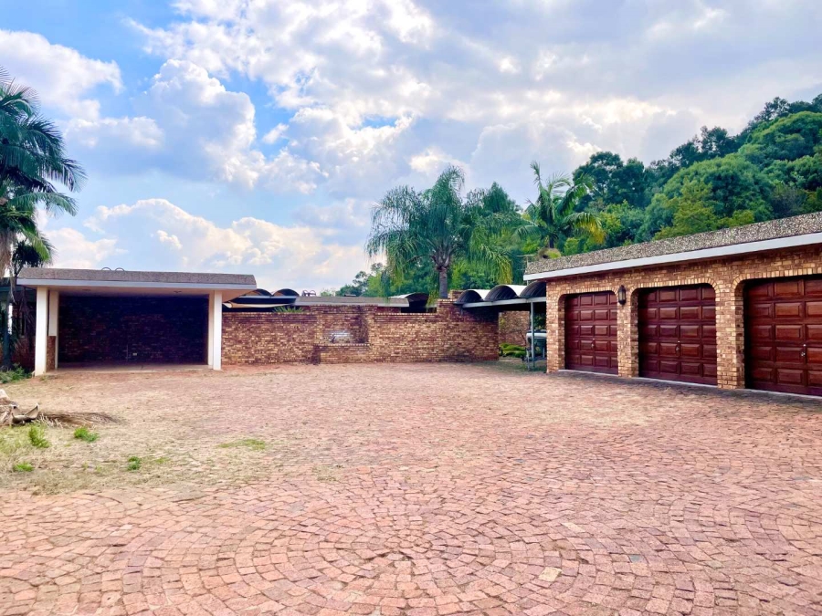 5 Bedroom Property for Sale in Faerie Glen Gauteng