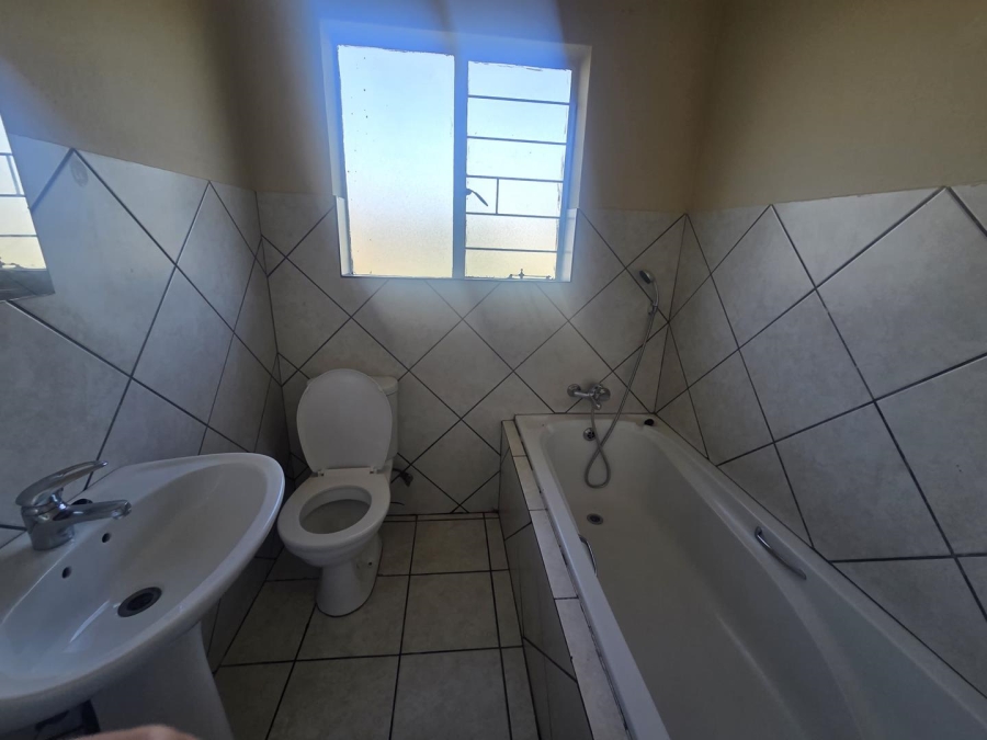 To Let 3 Bedroom Property for Rent in Breaunanda Gauteng