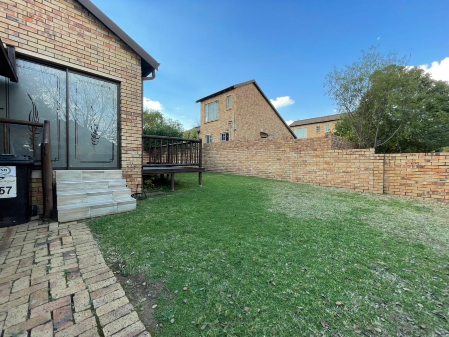 2 Bedroom Property for Sale in Rooihuiskraal North Gauteng