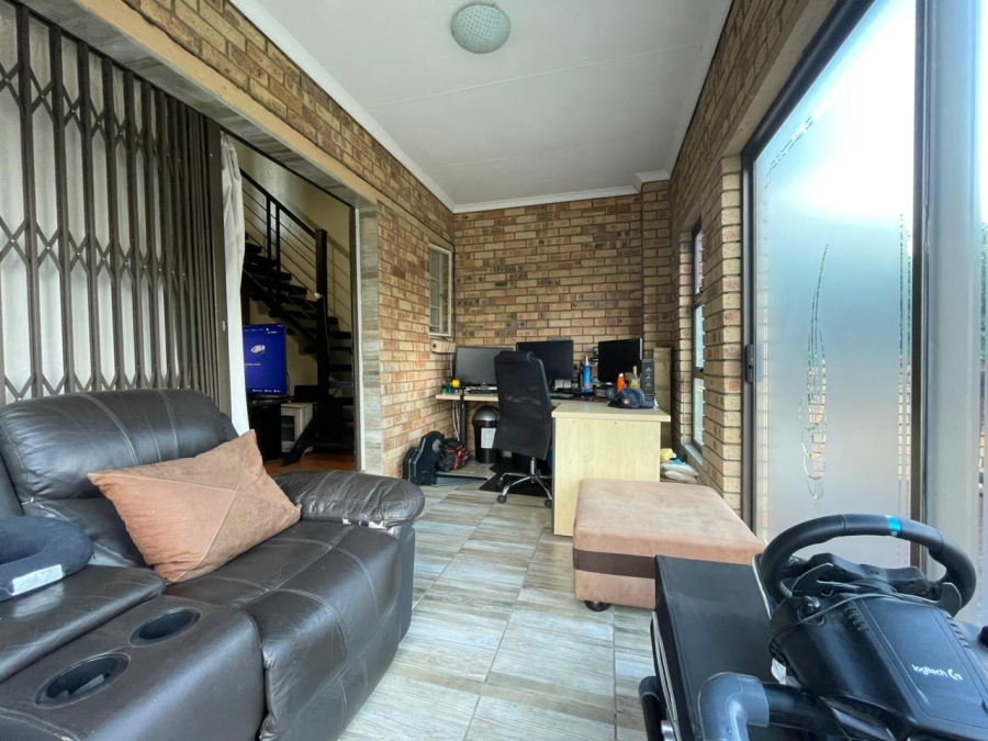 2 Bedroom Property for Sale in Rooihuiskraal North Gauteng