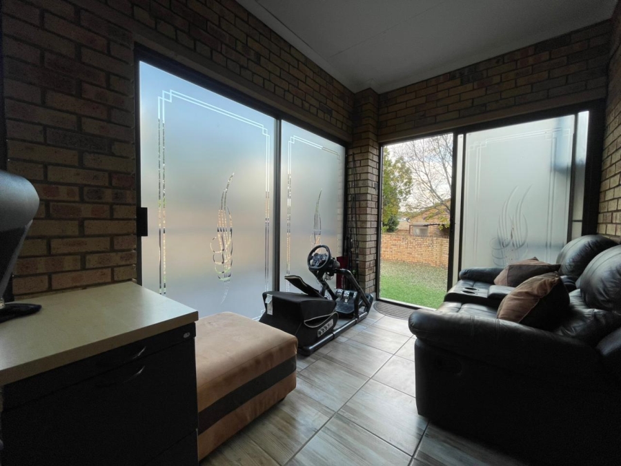 2 Bedroom Property for Sale in Rooihuiskraal North Gauteng