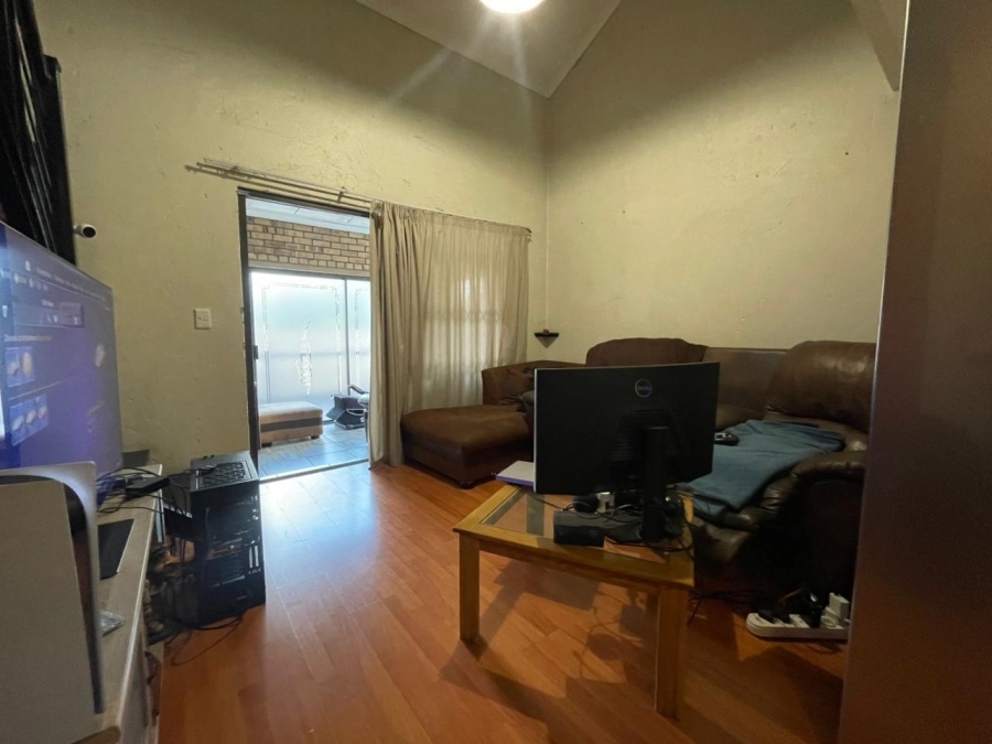 2 Bedroom Property for Sale in Rooihuiskraal North Gauteng