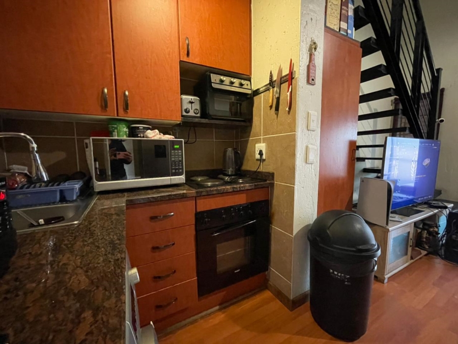 2 Bedroom Property for Sale in Rooihuiskraal North Gauteng