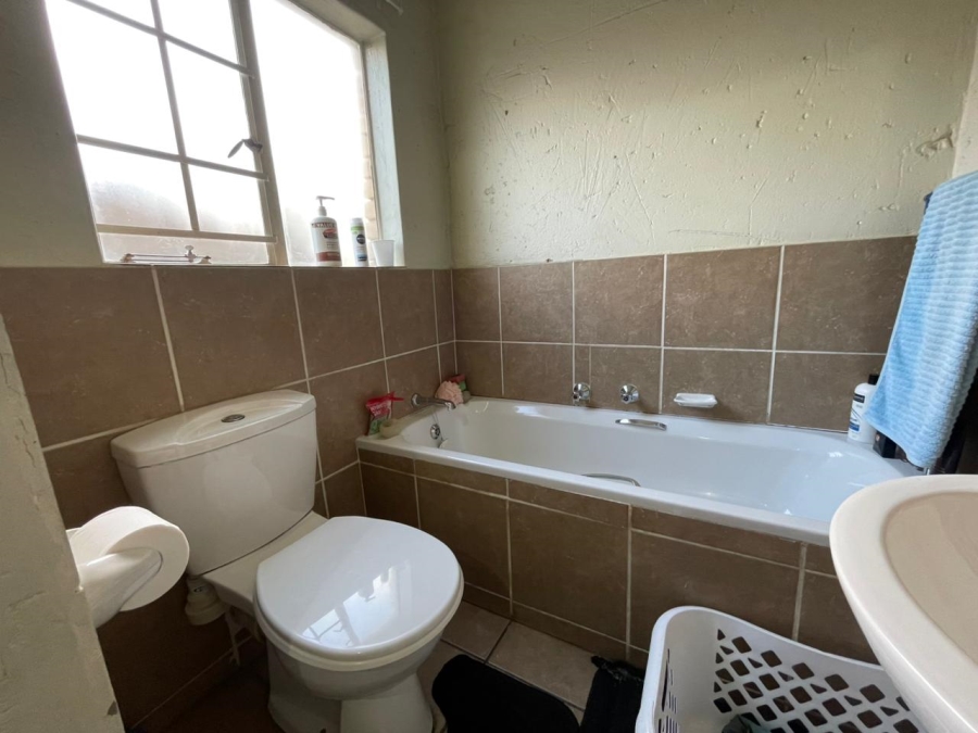 2 Bedroom Property for Sale in Rooihuiskraal North Gauteng