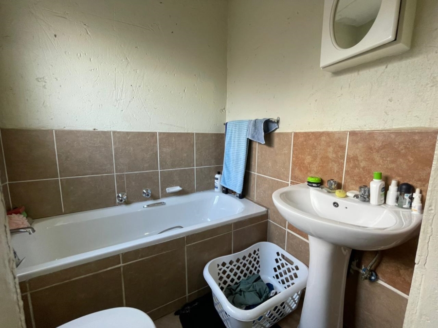 2 Bedroom Property for Sale in Rooihuiskraal North Gauteng
