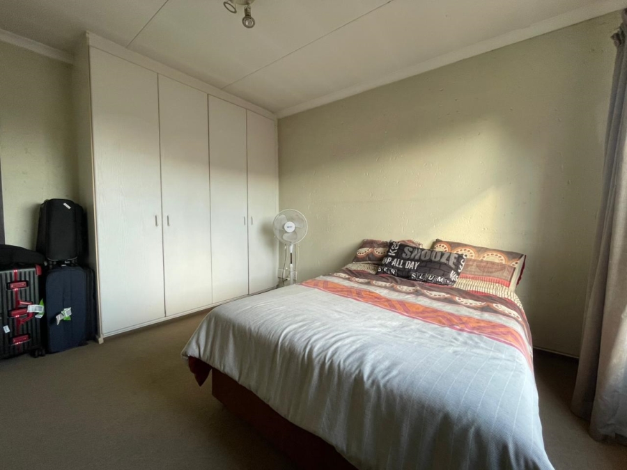 2 Bedroom Property for Sale in Rooihuiskraal North Gauteng