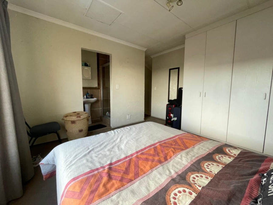 2 Bedroom Property for Sale in Rooihuiskraal North Gauteng
